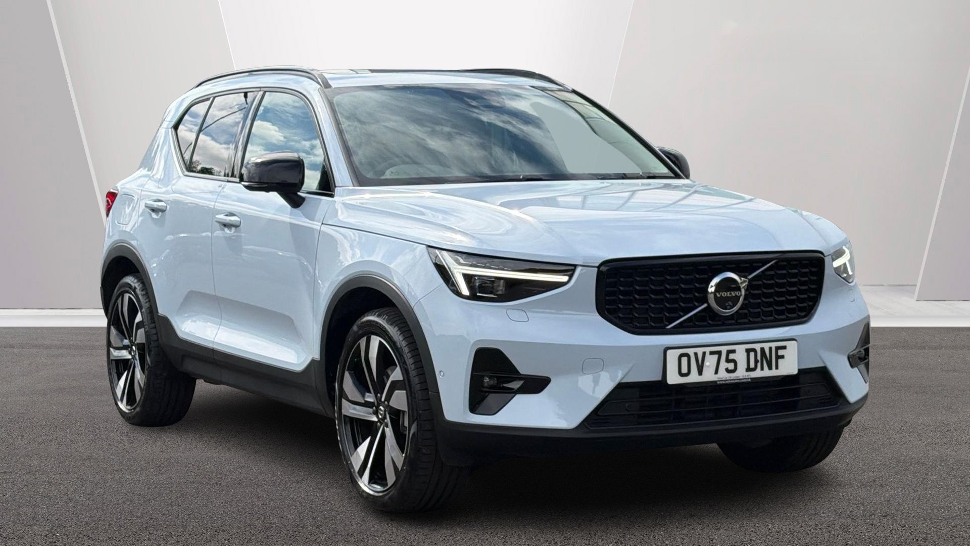 2025 VOLVO XC40